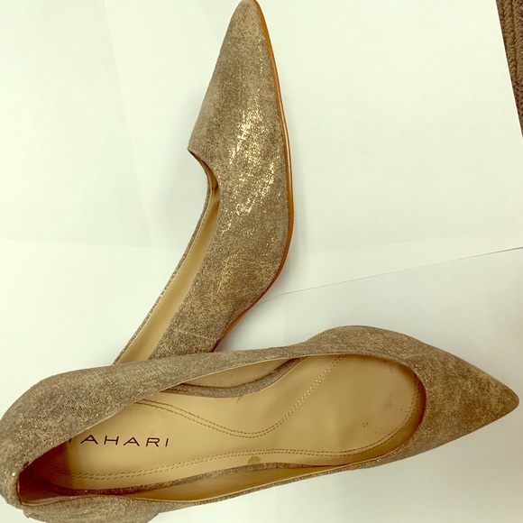 Tahari Shoes - Gold pumps. Wedding shoes! 💍👠🥂🍾